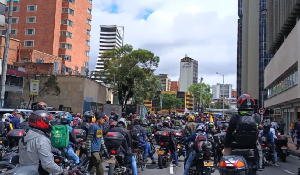 Protesta de moteros tiene colapsada a Bogotá Este viernes se lleva a cabo una jornada de protestas por parte de varios grupos de motociclistas que se están manifestando en rechazo al elevado precio de la gasolina y los fotocomparendos.