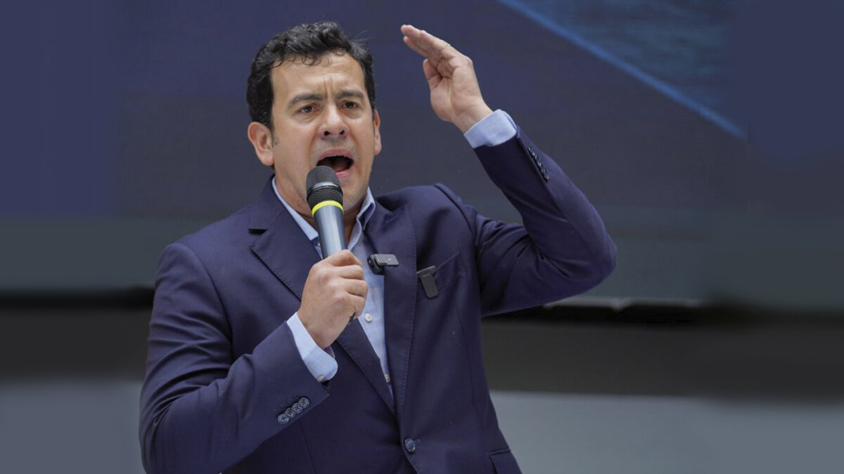 Rodrigo Lara oficializó su candidatura a la Alcaldía de Bogotá Este miércoles y con 212 mil firmas, Rodrigo Lara oficializó su candidatura a la Alcaldía de Bogotá.