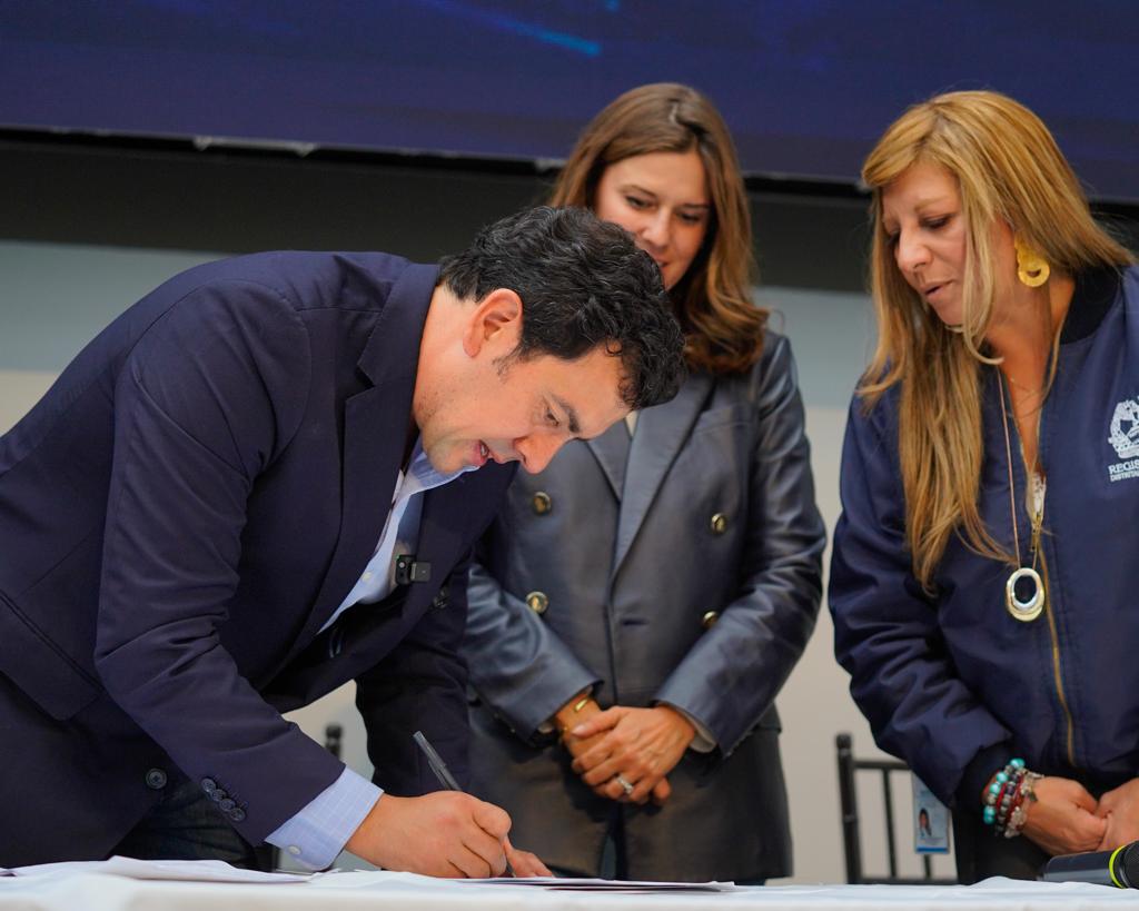 Rodrigo Lara oficializó su candidatura a la Alcaldía de Bogotá Este miércoles y con 212 mil firmas, Rodrigo Lara oficializó su candidatura a la Alcaldía de Bogotá.