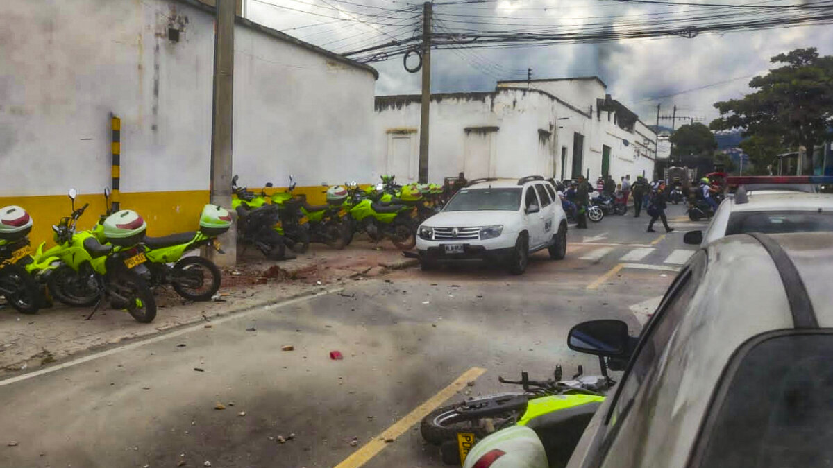 Se presenta atentado en estación de policía de Bucaramanga Pasadas las 2:00 de la tarde de este miércoles 5 de julio se reportó una explosión en inmediaciones a la Estación de Policía del Norte de Bucaramanga, cinco policías resultaron heridos.