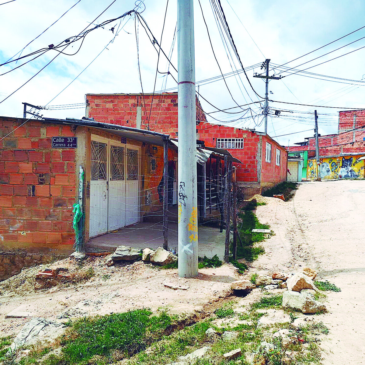 Sigue racha de crímenes en Soacha: joven de 25 años fue baleado en Villa Nueva La situación en Soacha sigue de mal en peor en materia de seguridad, puesto que en los primeros 12 días de julio ya se presentaron 9 muertes violentas. La última ocurrió en el barrio Villa Nueva.