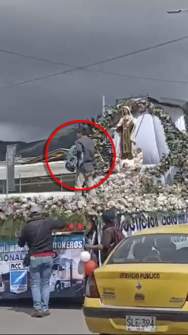 Un hombre terminó linchado por intentar tumbar estatua de la Virgen del Carmen En video quedó registrado el momento en el que un hombre intenta destruir una figura de la Virgen del Carmen y luego la golpiza que recibe por las personas que se encontraban conmemorando esta fecha.