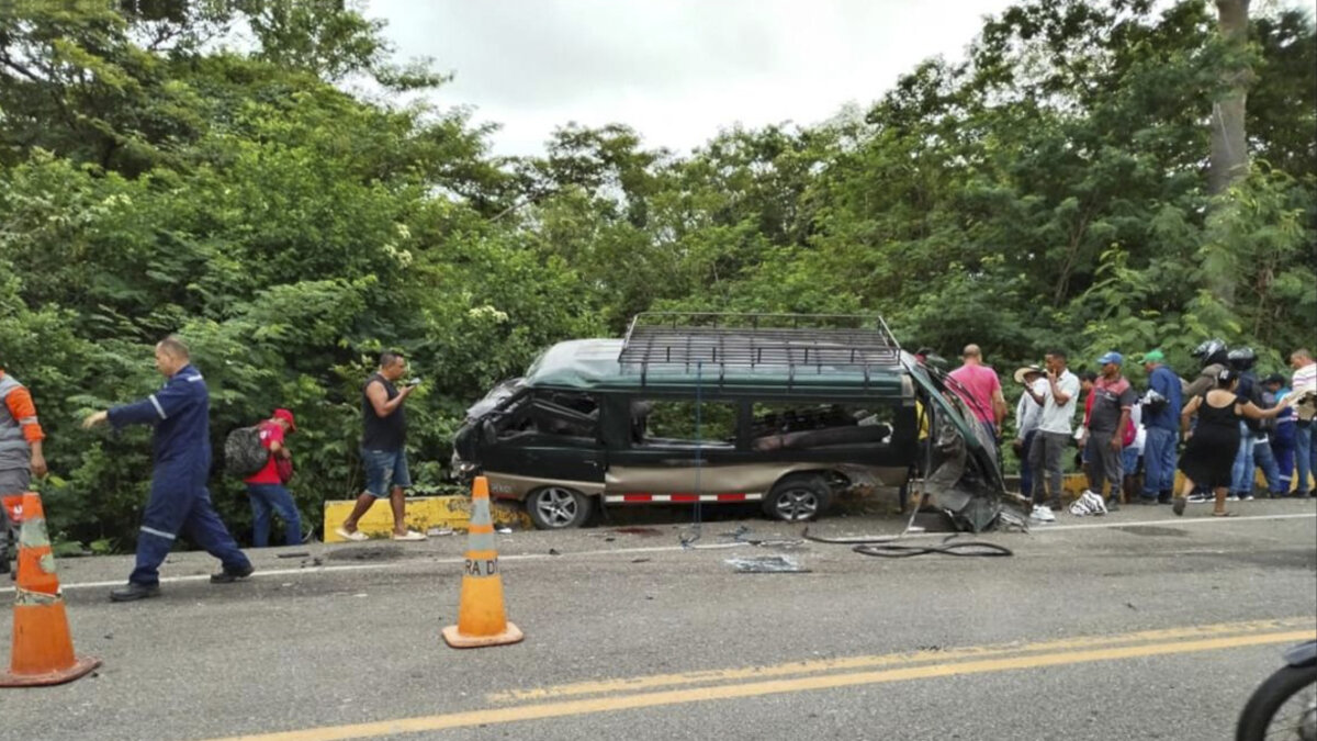 Accidente de tránsito en Riohacha dejó 8 muertos y 9 heridos Una buseta y una tractomula se vieron involucradas en el accidente de tránsito que ocurrió esta mañana en la vía entre Riohacha y Dibulla, y que dejó un menor dentro de las víctimas.