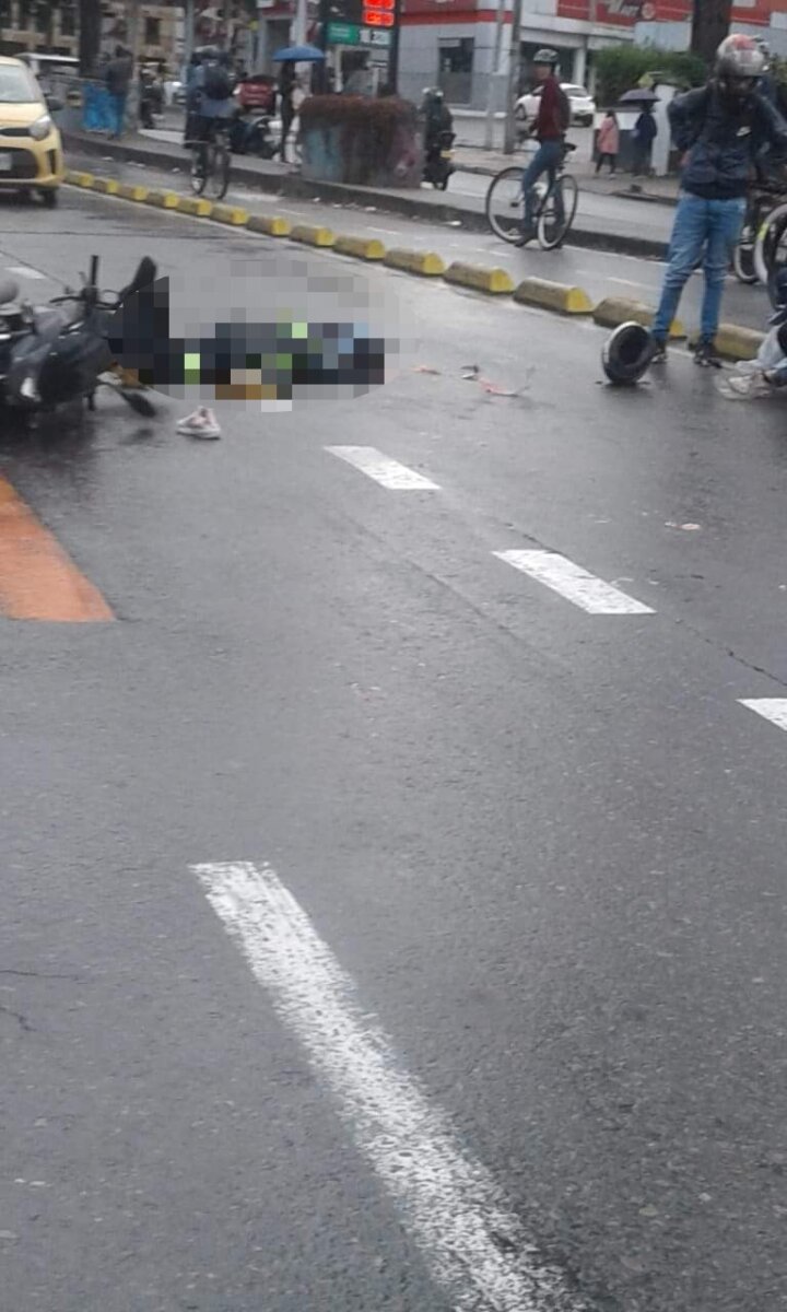 Trágico accidente de tránsito deja un motociclista muerto en Chapinero Durante la mañana de este lunes se registró un fatal accidente de tránsito a la altura de la Carrera 7 con Calle 69 en la localidad de Chapinero. En el siniestro un motociclista perdió la vida tras chocar contra un articulado de TransMilenio.