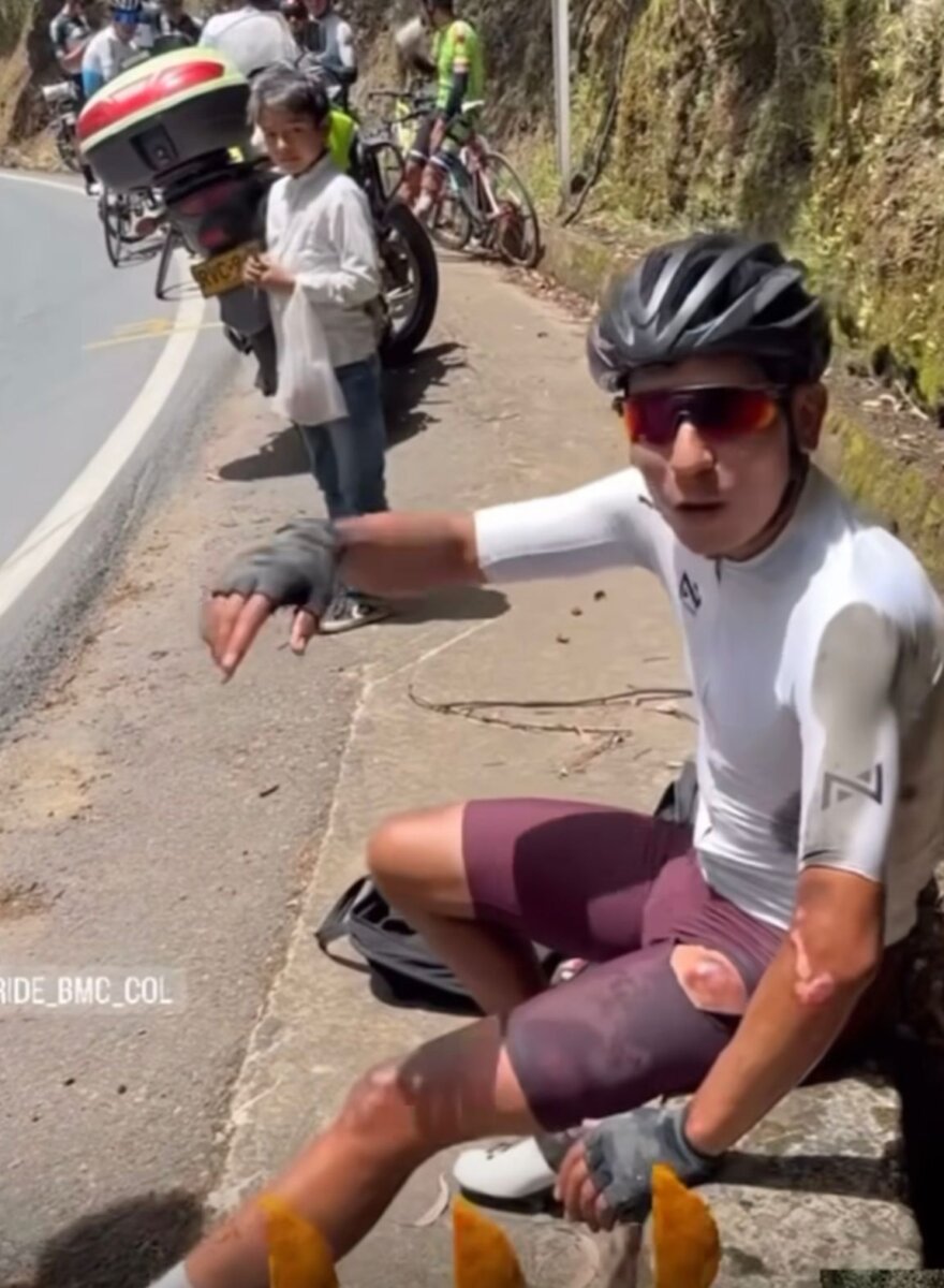 Nairo Quintana sufrió dura caída durante entrenamiento El ciclista colombiano, Nairo Quintana, sufrió una dura caída este sábado durante uno de sus entrenamientos en las carreteras de Boyacá.