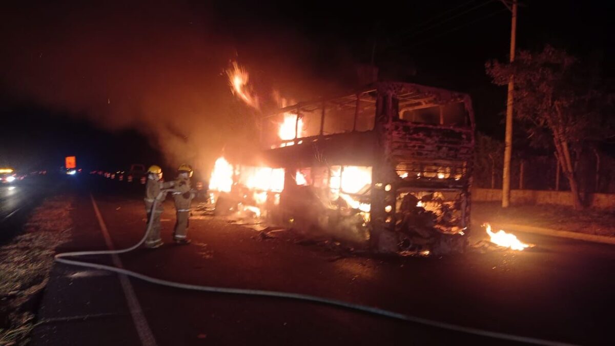 Un bus con 59 pasajeros se incendió mientras cubría la ruta Bogotá-Cali