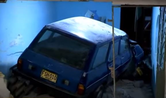 Un carro se deslizó por una pendiente y atravesó una casa en San Cristóbal