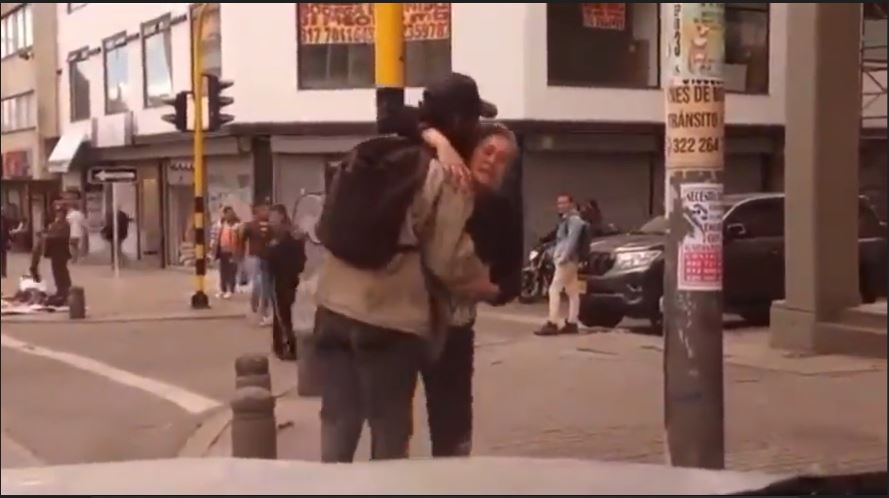 EN VIDEO: El emotivo reencuentro de una madre con su hijo que vive en las calles