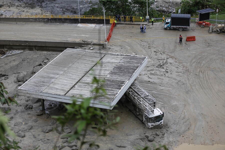 Hasta tres semanas podría estar cerrada la vía Bogotá-Villavicencio por avalancha en Quetame El cierre de la calzada se realizará para poder reparar dos puentes que resultaron afectados por cuenta de la avalancha que tiene bloqueado el paso en la vía Bogotá-Villavicencio.