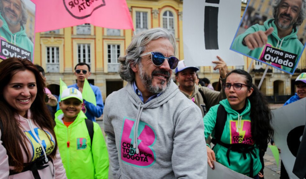 Juan Daniel Oviedo oficializó su candidatura a la Alcaldía de Bogotá Con más de 200 mil firmas recolectadas, el exdirector de Dane, Juan Daniel Oviedo, oficializó esta tarde su candidatura a la Alcaldía de Bogotá.