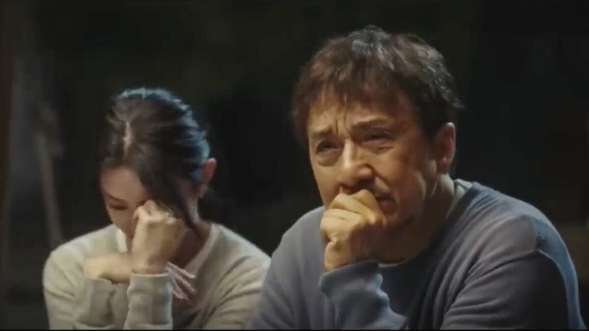¿Fue mentira? Video de Jackie Chan llorando con su hija es la escena de una nueva película El actor Jackie Chan ha sido tendencia luego del video que compartieron cientos de usuarios en todo el mundo a través de redes sociales, donde aparece llorando al lado de su hija, pero tal parece que todo fue una jugada publicitaria.