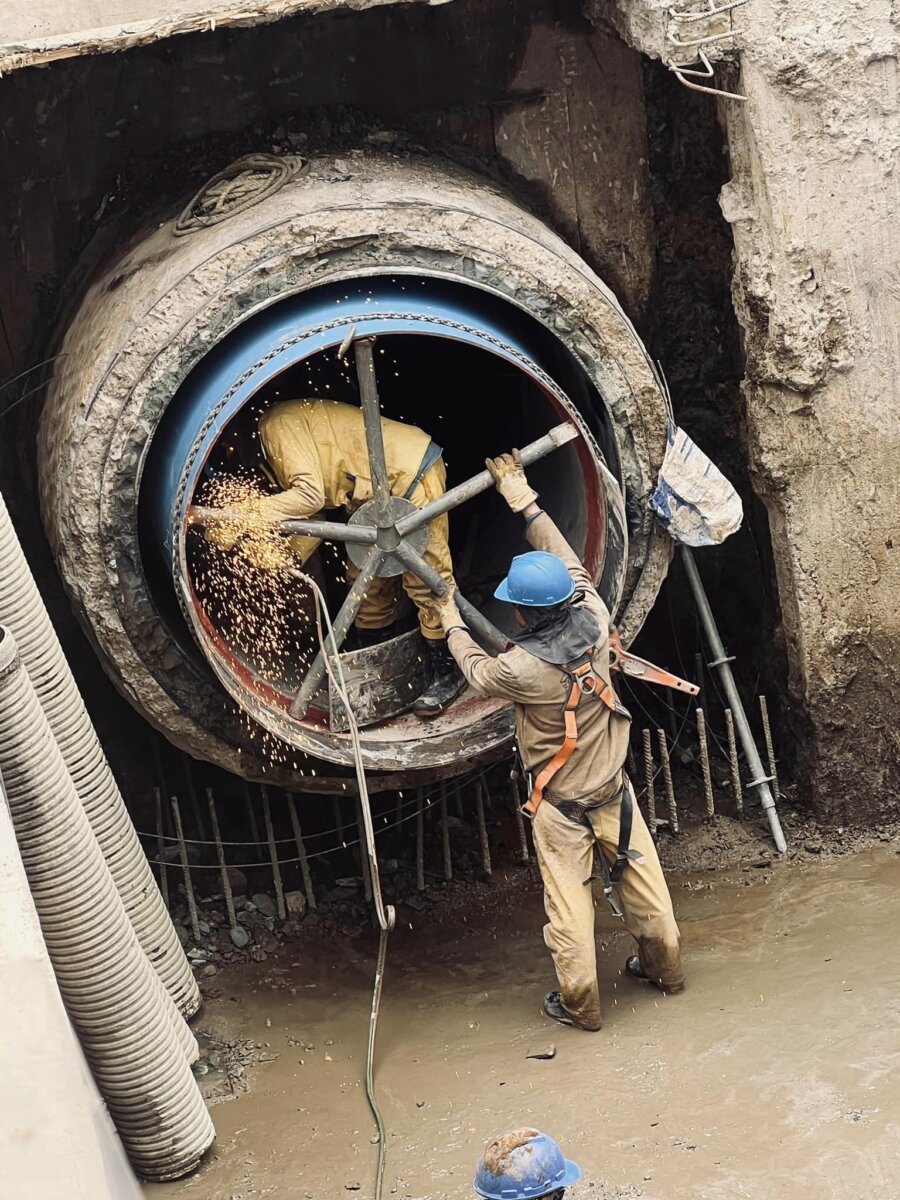 Alístese para los cortes de agua de mañana Debido a obras de reparación y mantenimiento de las redes de distribución de agua en algunos sectores de la ciudad y para garantizar el suministro continuo a toda la ciudadanía, la Empresa de Acueducto y Alcantarillado de Bogotá (EEAB), suspenderá temporalmente el servicio en diferentes puntos.