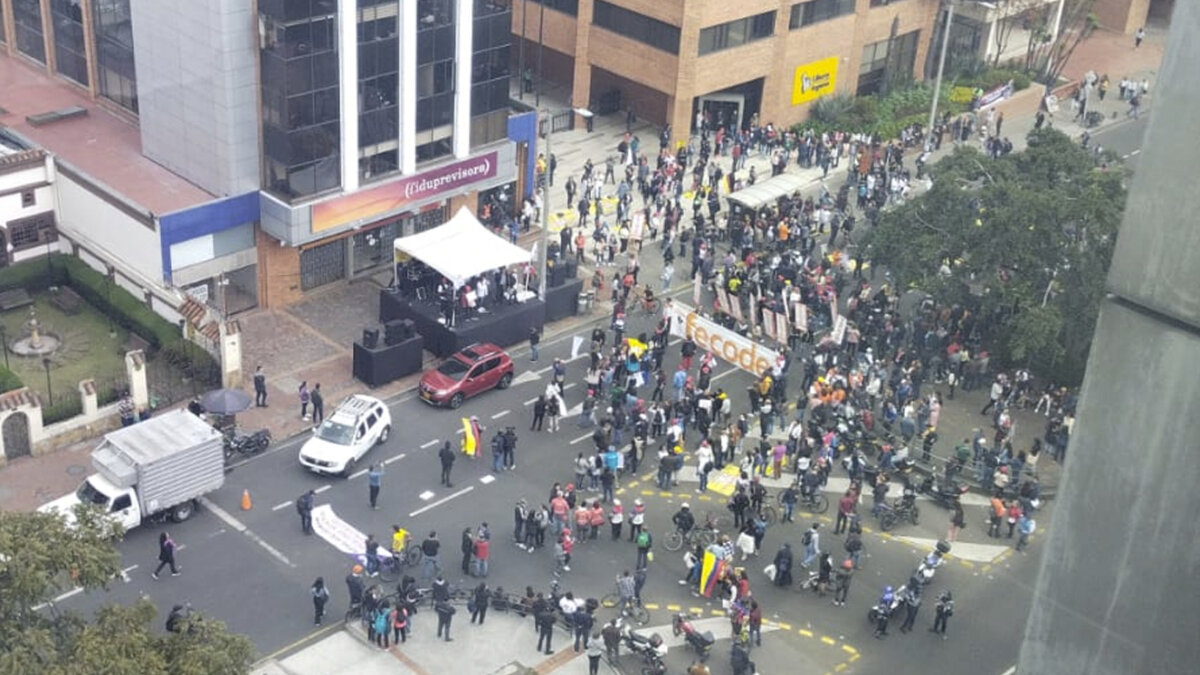 Así avanzan las marchas de profesores en Bogotá A esta hora, los profesores se encuentran manifestando en diferentes puntos de la capital.