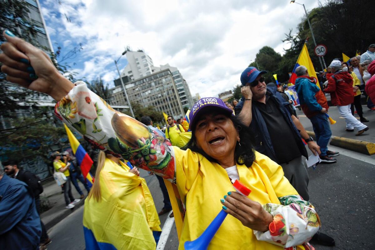 Así avanzan las marchas en contra del Gobierno Nacional en Bogotá Este miércoles fue convocada una nueva jornada de marchas en contra de la gestión realizada por el Gobierno Nacional, las manifestaciones buscan mostrar el completo rechazo que se tiene frente a la administración del presidente Gustavo Petro.