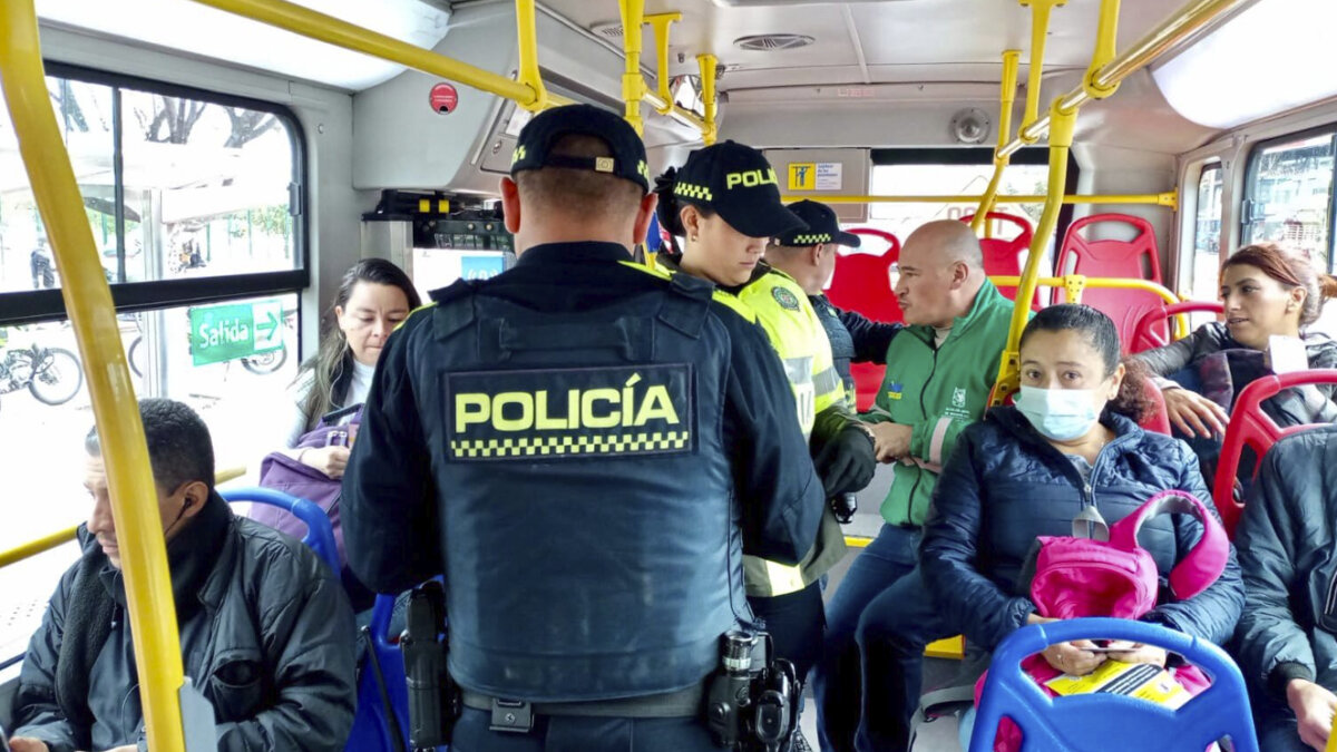 Así bajarán a los colados de los buses de TransMilenio Con esta estrategia TransMilenio busca ponerle fin a los colados.