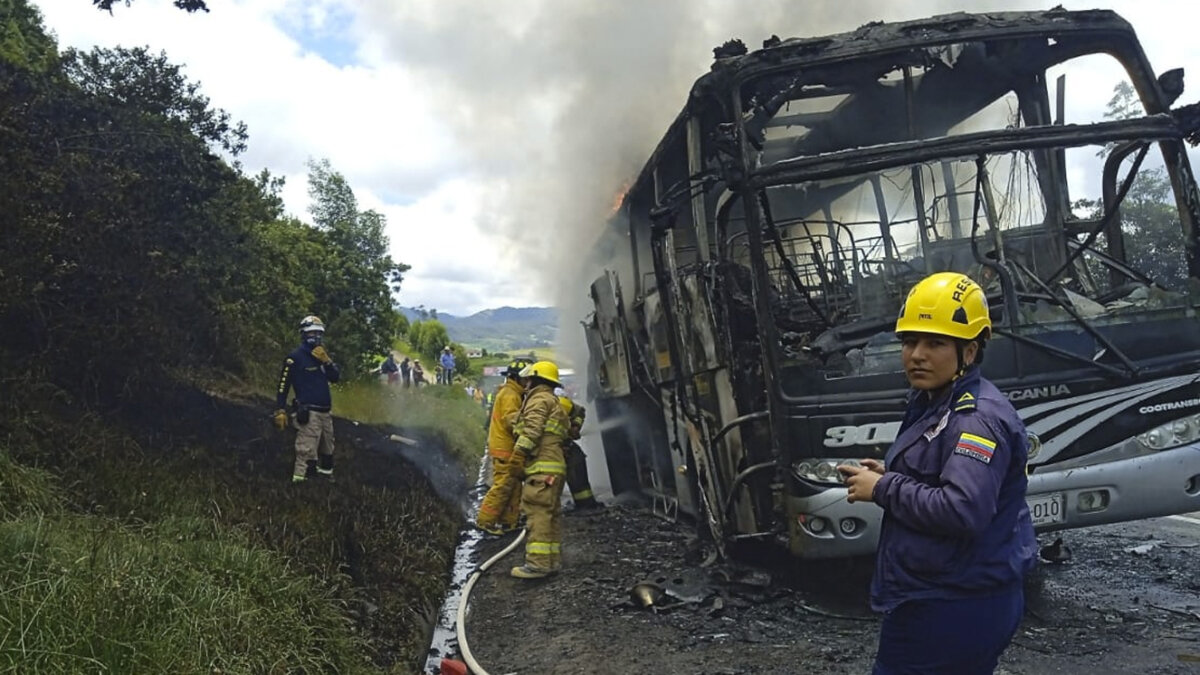 Así quedó bus que se incendió en la vía Bogotá-Boyacá Un bus intermunicipal que transitaba por la vía Bogotá-Boyacá terminó calcinado luego de que se produjera un grave incendio que terminó consumiendo el 70% del vehículo afiliado a la empresa Concorde y que se dirigía al municipio de Sogamoso.