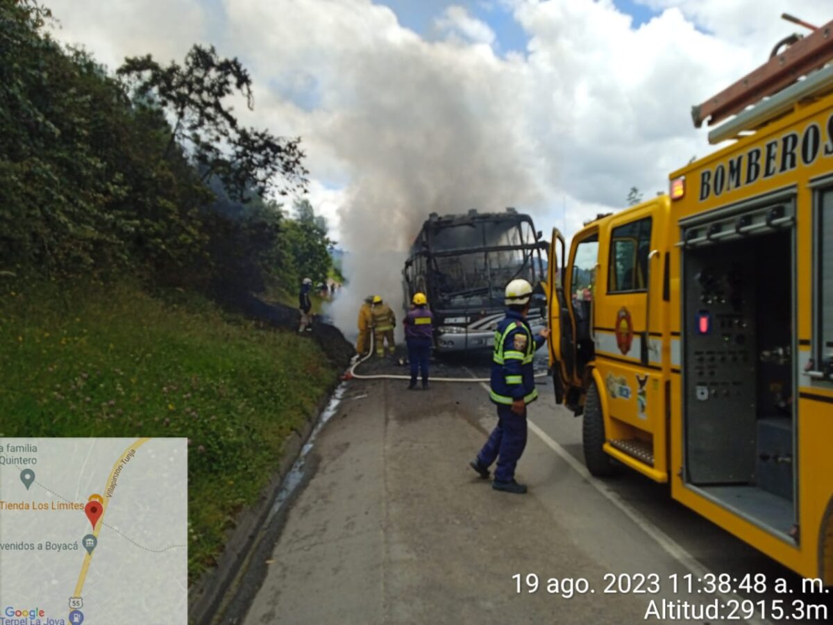 Así quedó bus que se incendió en la vía Bogotá-Boyacá