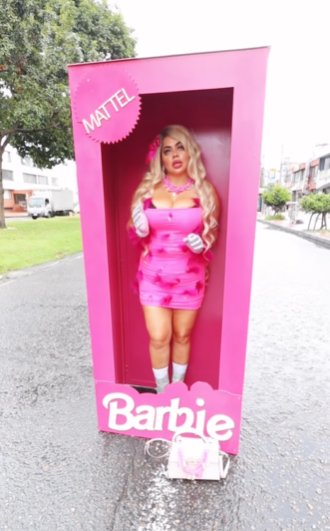 Barbie a la colombiana La fiebre que ha causado la película ‘Barbie’ a nivel mundial ha sido tal, que hasta nuestra farándula nacional se animó a publicar en sus redes sociales fotos y videos luciendo como la famosa muñeca de Mattel. Estas son algunas de las famosas que se robaron todas las miradas.
