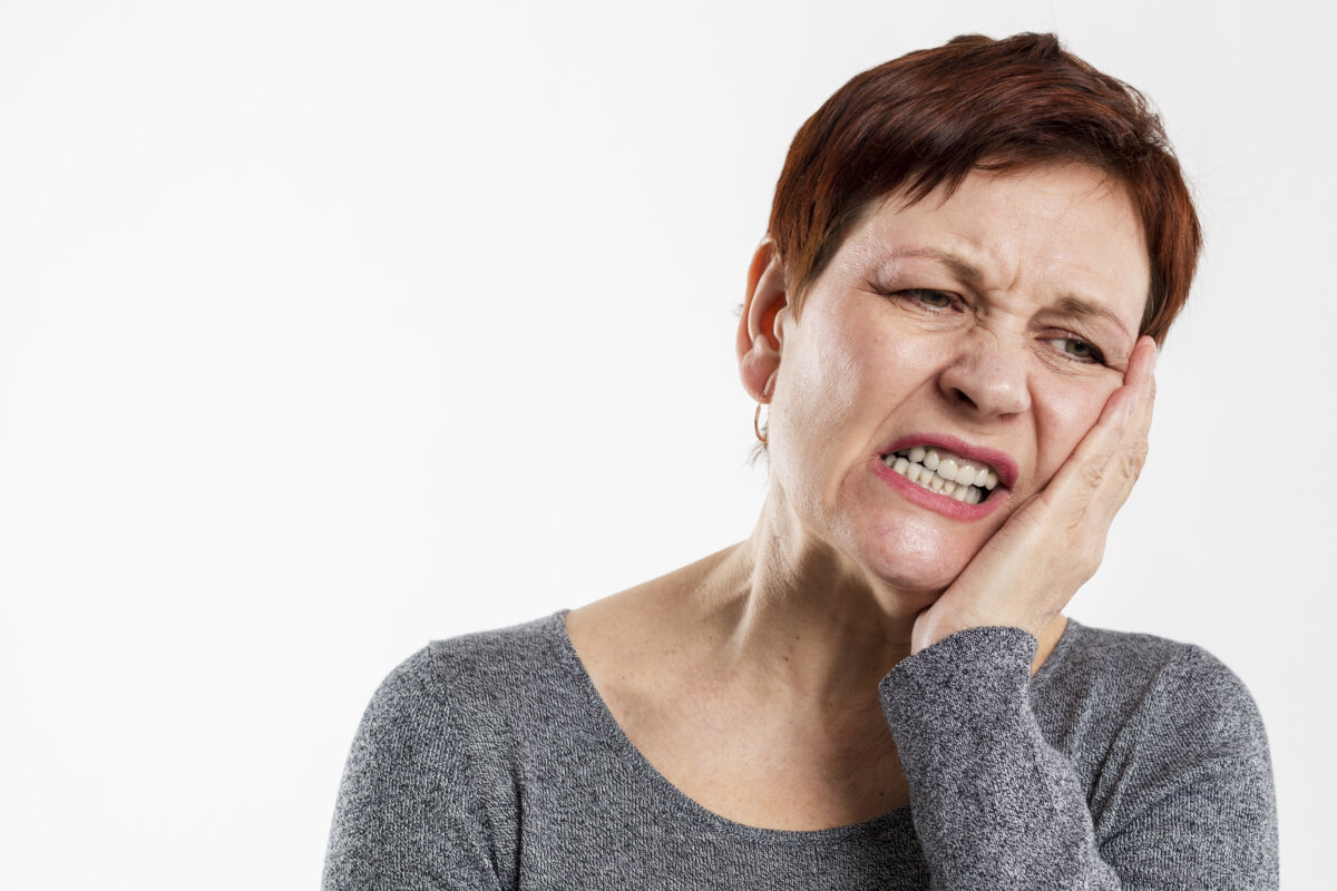Bruxismo, el transtorno de apretar los dientes ¿Le duele la mandíbula? ¿Tiene sensibilidad dental y no sabe por qué? ¿Lo agotan los dolores de cabeza?  ¿Le rechinan los dientes? Pues podría estar sufriendo de bruxismo, un trastorno silencioso que no es fácil de detectar o diagnosticar.