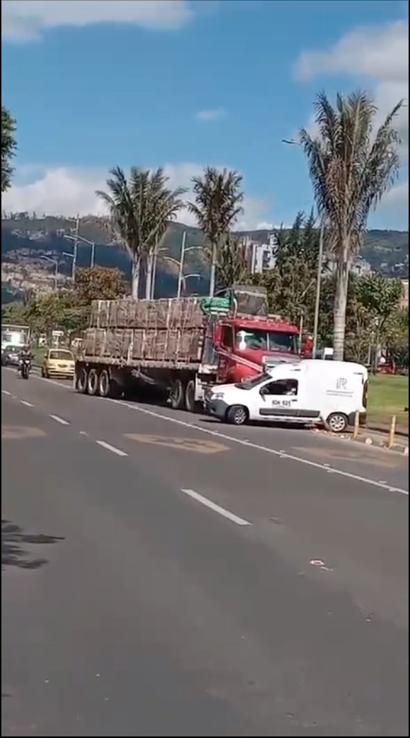Camión barrió la calle con una minivan En las redes sociales ha comenzado a circular el video en el que se puede ver como un camión arrastró por varios metros a una minivan, el hecho ocurrió en la localidad de Suba, a la altura de la Avenida Boyacá con Calle 170.