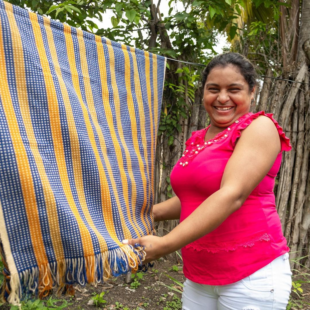 Con tejidos buscan una nueva oportunidad #SáqueleProvecho Pakantó ayuda a transformar la vida de mujeres víctimas de conflicto.