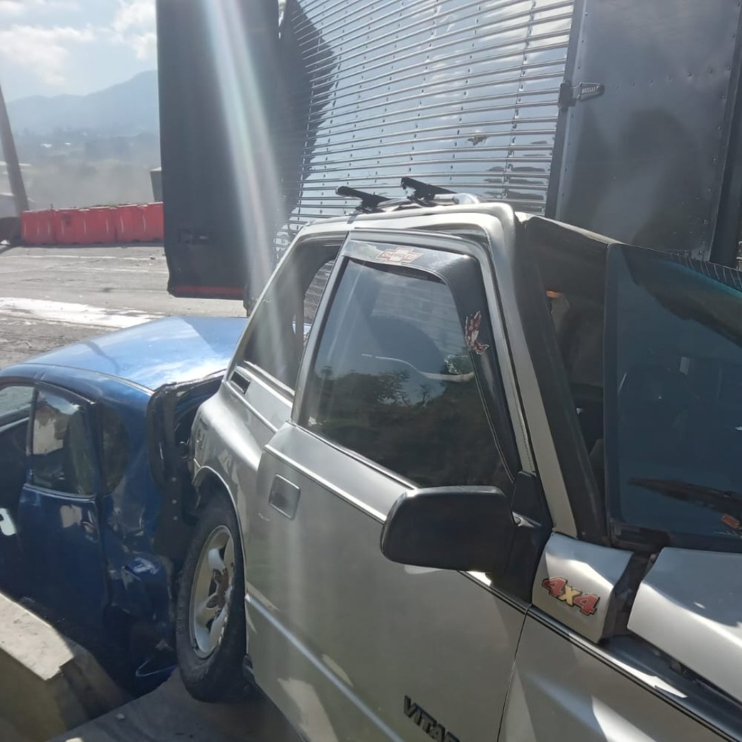 Aparatoso accidente entre furgón y 4 carros particulares en la vía Bogotá-Girardot