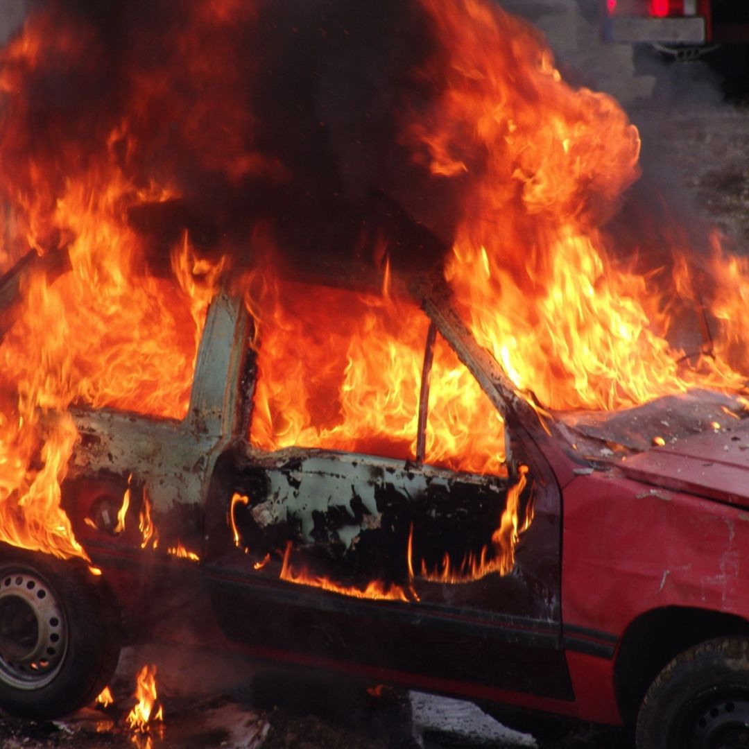 Cinco carros incinerados por voraz incendio en parqueadero de Tunjuelito