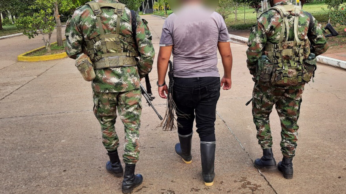 Disidencias de las Farc estarían detrás del secuestro de dos militares en Nariño Según lo informado por el Ejército Nacional, además del secuestro de los dos militares, los disidentes también incendiaron un camión.