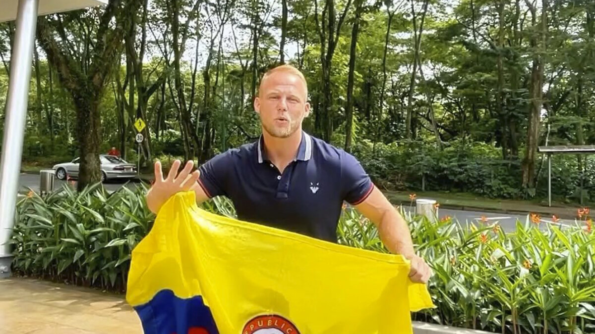 El influencer alemán aprovechó el inconveniente con la FCF para lanzar su propia camiseta de Colombia Dominic Wolf, el influencer alemán aprovechó que no podía lucir la camiseta oficial de la selección Colombia en sus vídeos y lanzó varios diseños de camiseta para representar lo que significa para el Colombia.