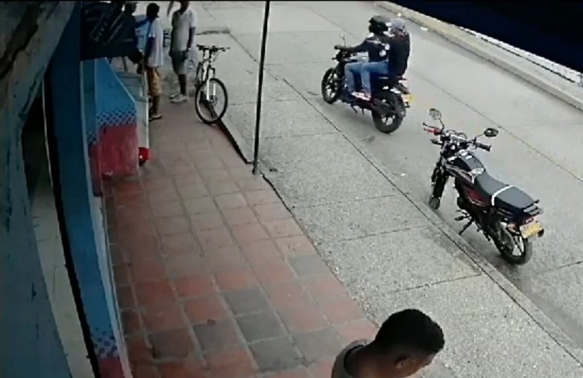 Escalofriante ataque de sicarios quedó grabado en video Varias cámaras de seguridad grabaron desde múltiples ángulos el ataque de sicarios contra un hombre conocido como el 'Alcalde'.