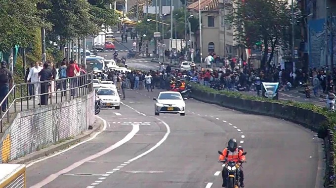 A esta hora se presentan manifestaciones en la carrera Séptima que afectan la movilidad Hace pocos minutos, TransMilenio informó que manifestantes se encuentran afectando la movilidad en la carrera Séptima, a la altura del Parque nacional.