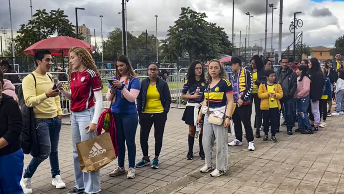 Fanáticos esperan ansiosos a las ‘Superpoderosas’ en el Movistar Arena Después de su histórica participación en el Mundial Femenino de Australia y Nueva Zelanda, al llegar por primera vez a los cuartos de final, la Selección Colombia está de regreso a nuestro país. Por eso hoy, en Bogotá, las jugadoras serán homenajeadas. ¿Quiere participar en el evento? Le contamos cómo hacerlo. 