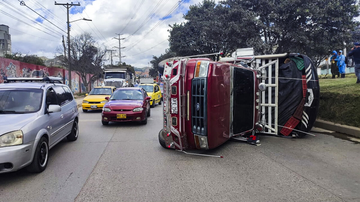 Fuerte trancón en la avenida Boyacá por volcamiento de un camión Según lo que confirmó Movilidad Bogotá, el accidente se presentó a la altura de la avenida Boyacá con Calle 70 Bis Sur sentido sur-norte.