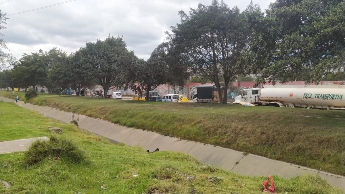 Fuerte trancón en la avenida Boyacá por volcamiento de un camión Según lo que confirmó Movilidad Bogotá, el accidente se presentó a la altura de la avenida Boyacá con Calle 70 Bis Sur sentido sur-norte.