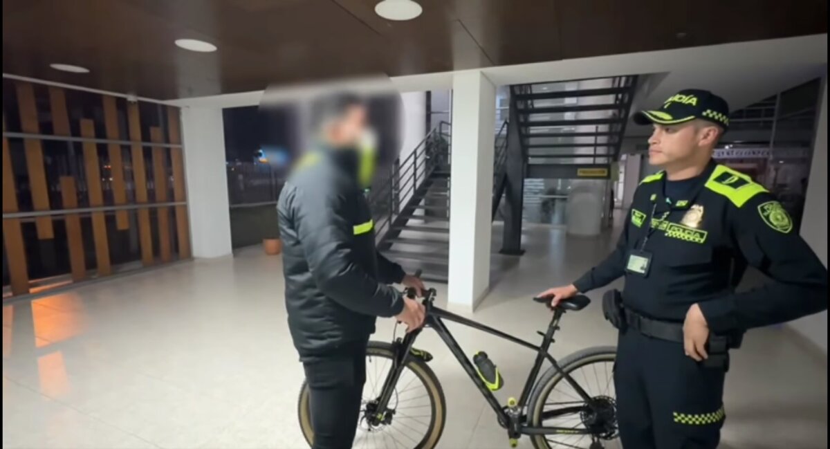 Hombre que encontró su bicicleta robada en internet, citó al ladrón y lo capturaron El robo de bicicletas es una situación que se presenta a diario en la ciudad de Bogotá y los municipios cercanos y por lo general, luego de cometer el hurto, los bandidos optan por vender los 'caballitos de acero' por las redes sociales, tal y como lo hizo recientemente un bandido que hurtó una bici al norte de Bogotá.