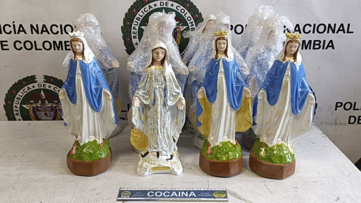 Incautan cocaína camuflada en figuras de la Virgen María en el aeropuerto El Dorado Operativos realizados la mañana de este martes en el aeropuerto internacional El Dorado dejaron la incautación de más de 10 kilos de cocaína camuflada en diferentes objetos.