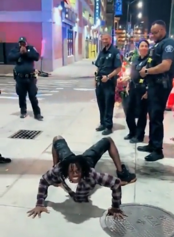 EN VIDEO: Joven se salvó de una requisa hacer movimientos de "exorcismo" Así fue como un joven estadounidense se salvó de que unos policías le hicieran una requisa.