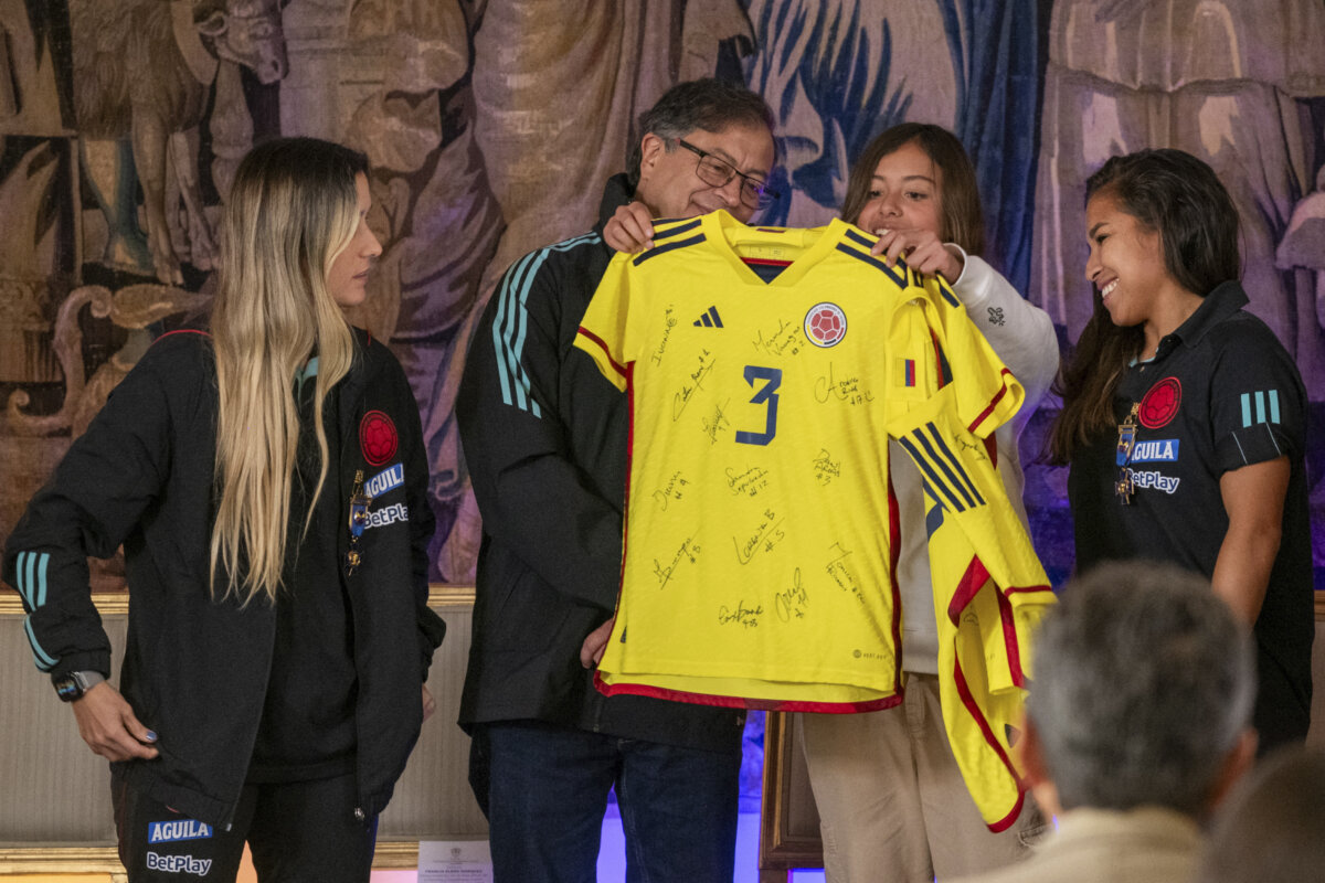 Jugadoras de la Selección Colombia fueron condecoradas con la Orden de Boyacá El presidente, Gustavo Petro, recibió este miércoles en Casa de Nariño a las jugadoras de la Selección Femenina de fútbol colombiano, quienes llegaron a cuartos de final del Mundial de la categoría en Australia.