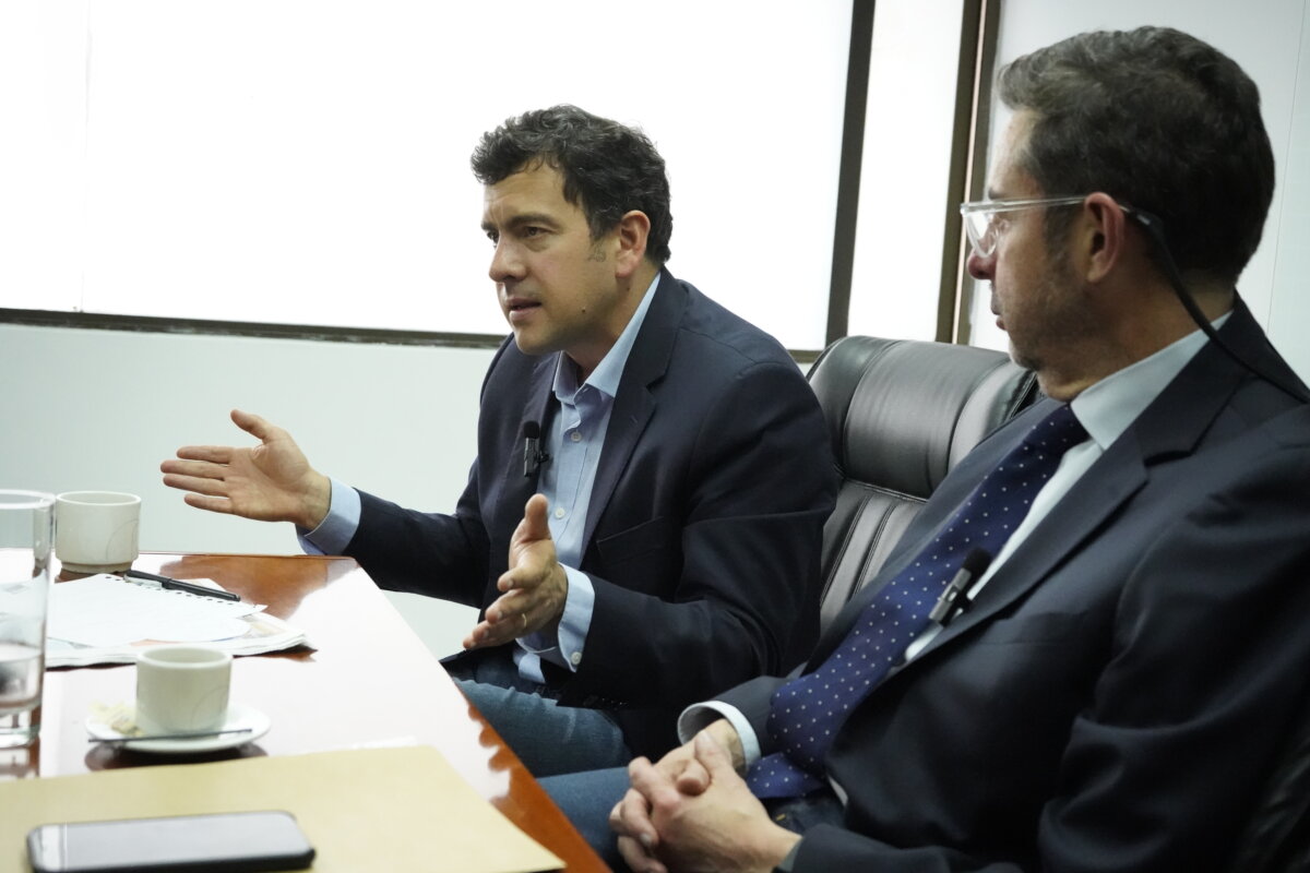 “La fuerza de Bogotá está en su vida nocturna”, Rodrigo Lara Rodrigo Lara pasó por la redacción de Q’HUBO Bogotá y nos habló de su plan de gobierno, en caso de ganar las elecciones del próximo 29 de octubre. 