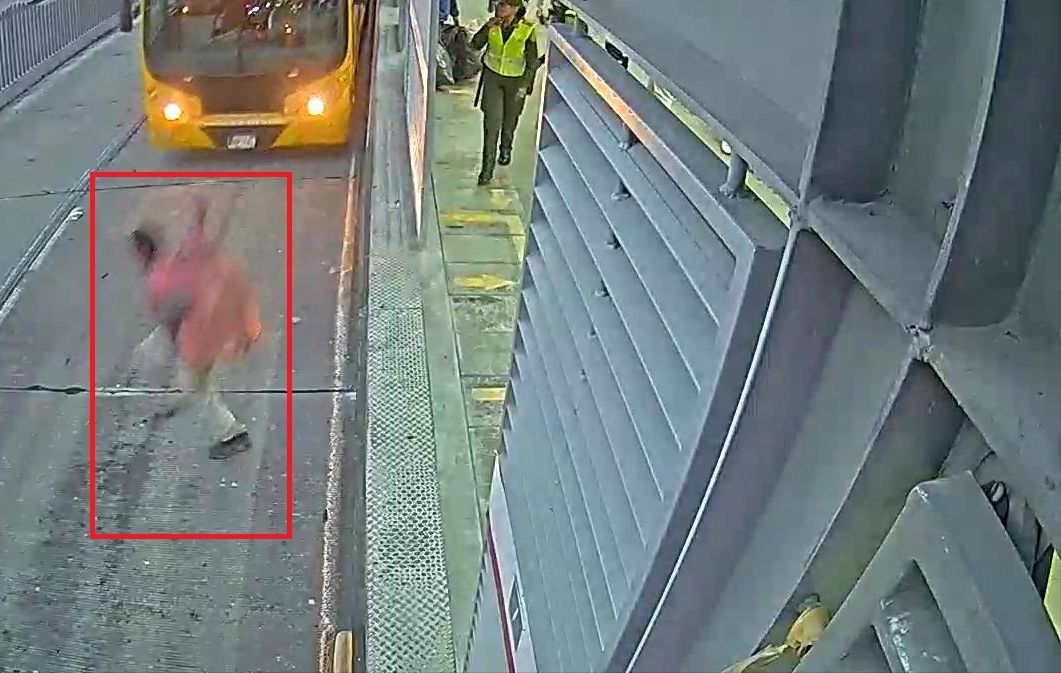 La heroica hazaña de una patrullera por intentar detener a un ladrón en TransMilenio Una patrullera de la policía arriesgó su vida por detener a un ladrón que le había hurtado el bolso a una usuaria en la estación de TransMilenio Universidades.