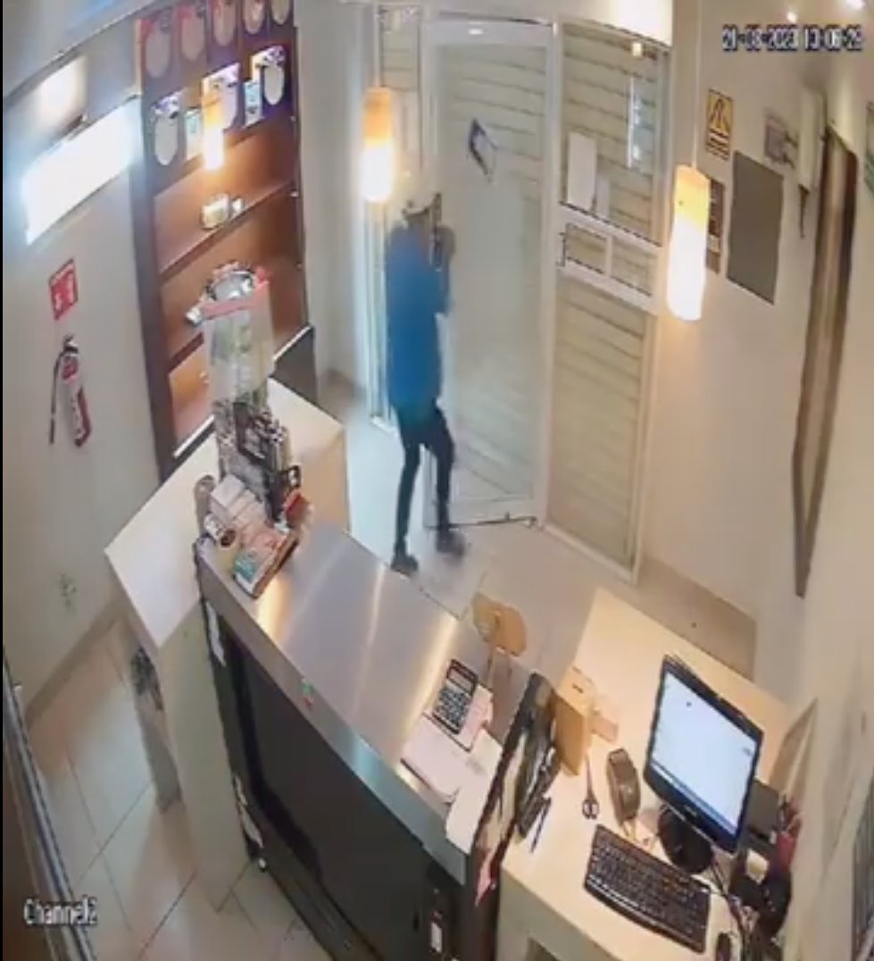 En video: Ladrón se queda atrapado en local que estaba asaltando: "Mamita ayúdame" Un nuevo video se hizo viral por la valiente acción de una empleada de una pastelería que se enfrentó a un ladrón que pretendía hurtarle el producido del negocio.