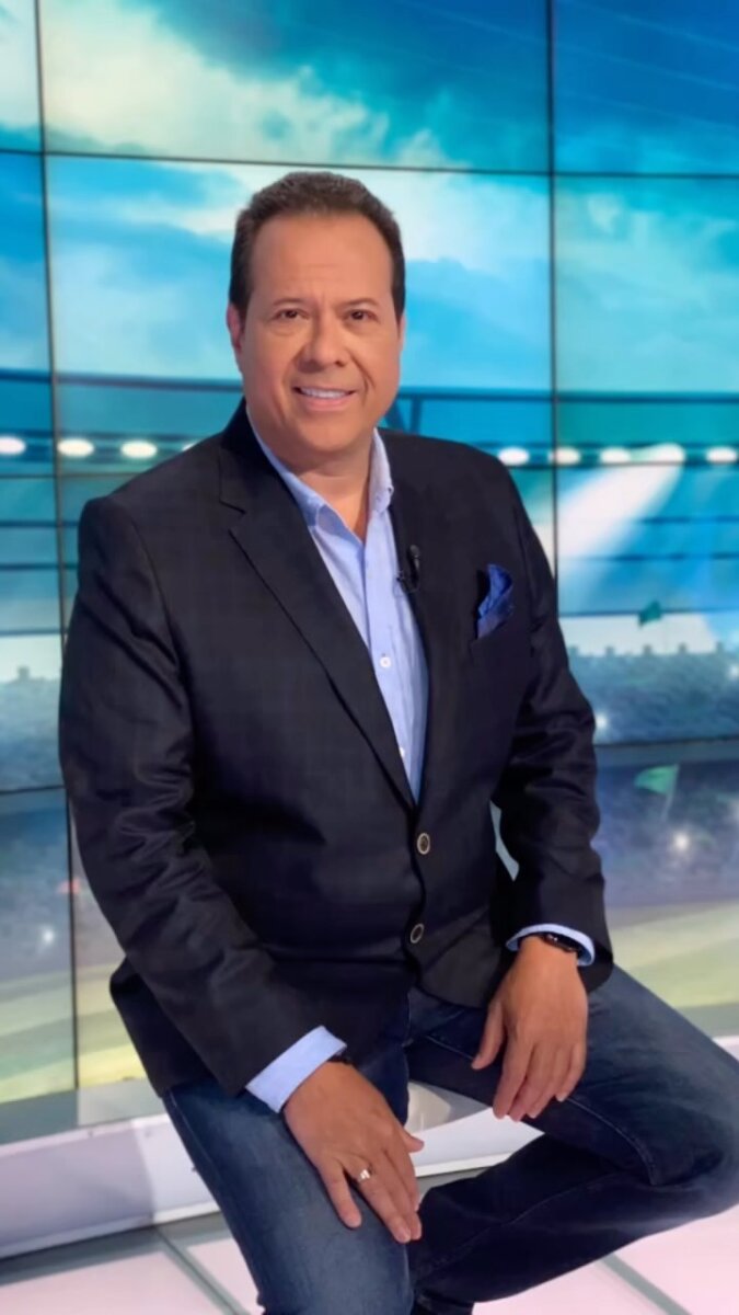 Las 'Superpoderosas' dejaron sin voz al relator Javier Hernández en plena transmisión El narrador del canal RCN, Javier Hernández Franco, tuvo que ser reemplazado antes del inicio del partido entre la Selección Colombia Femenina y Jamaica por el Mundial de Australia y Nueva Zelanda.