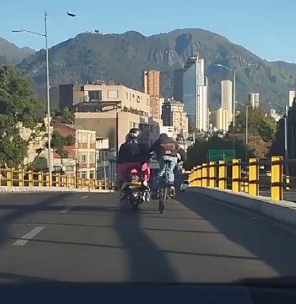 Ciclista arriesga su vida por ir agarrado de una motocicleta en Bogotá Lectores de Q'HUBO reportaron la imprudencia de un motociclista y un biciusuario que transitan agarrados por una vía de la capital. Vea el video aquí.