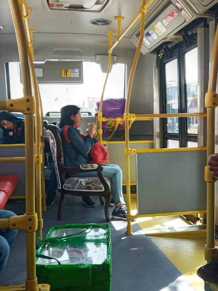 Mujer lleva trasteo en bus de TransMilenio En una foto quedó registrada la imagen de una mujer al interior de un TransMilenio llevando un trasteo.
