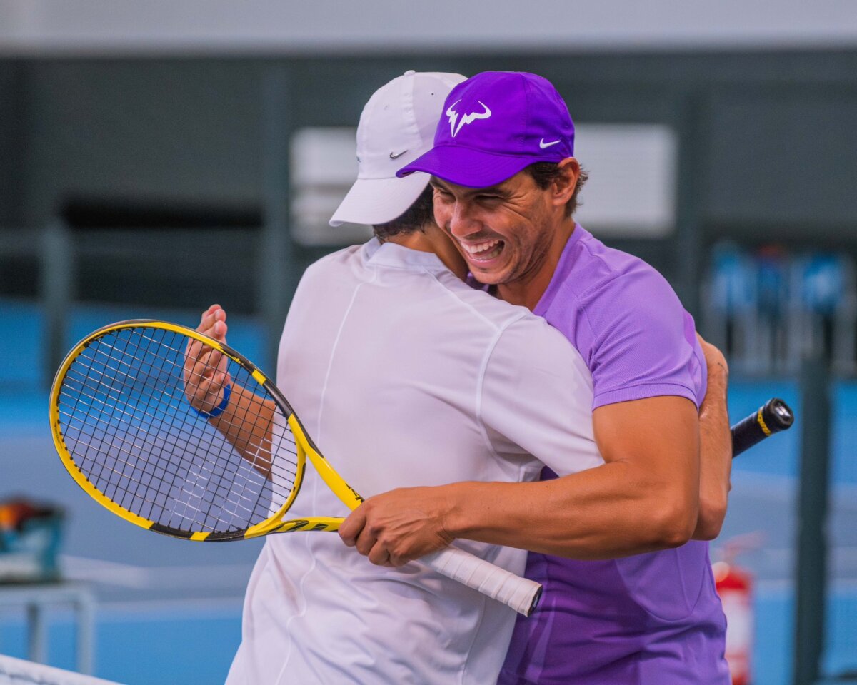 Sebastián Yatra entrena con uno de los mejores del tenis para su desafío con Alcaraz El cantante Sebastián Yatra viajó a Europa para encontrarse con Rafael Nadal, quien lo entrena para el próximo Us Open de Tenis de Estados Unidos que se disputará en Flushing Meadows (Nueva York) a finales de este mes.