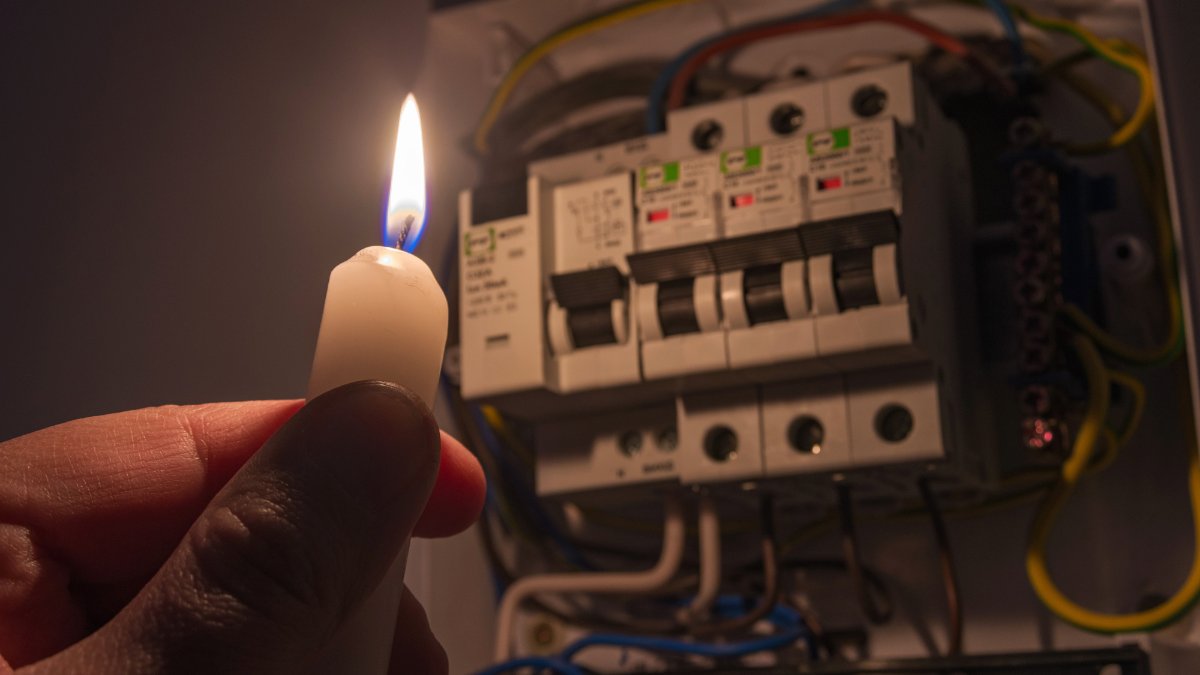 Pille los cortes de luz programados para hoy En el Colombia informó que se harán trabajos de mantenimiento y ajustes en las redes del servicio, por lo que se han programado cortes del servicio de luz este jueves 10 de agosto en los siguientes barrios de Bogotá: