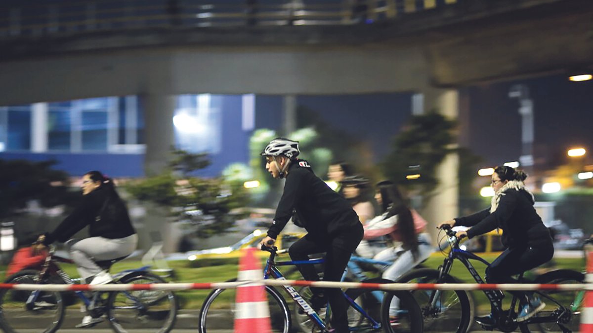 Aliste su bici, hay ciclovía nocturna Entre las 6:00 p.m. y las 12:00 a.m. de hoy, los habitantes de Bogotá podrán disfrutar de una nueva jornada de Ciclovía nocturna en el marco de los 485 años de la capital y la celebración del 26° Festival de Verano.