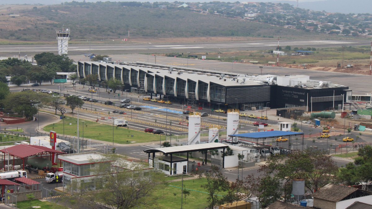 Cúcuta: detonan explosivos de manera controlada en Aeropuerto Camilo Daza La Aeronáutica Civil confirmó esta mañana que el aeropuerto en Cúcuta permanecería cerrado, y tras la detonación de los explosivos se espera retomar la operación en los próximos minutos.