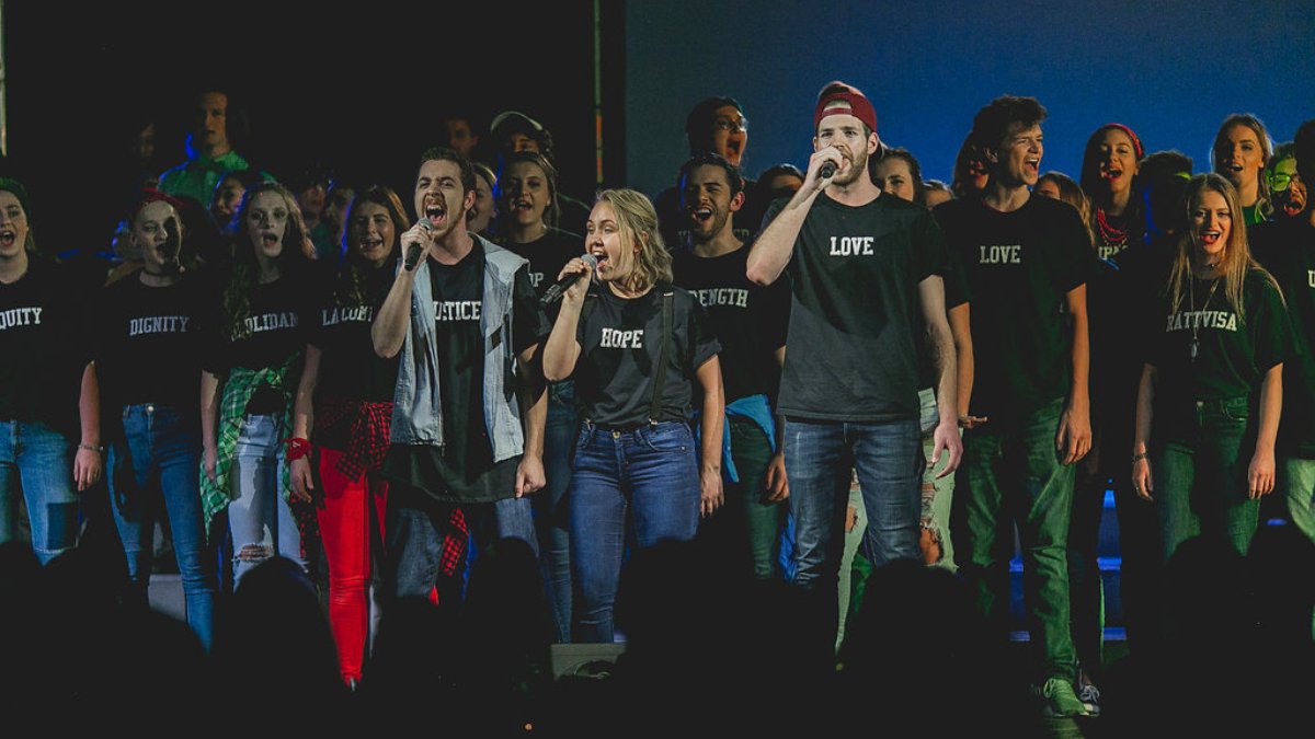 Regresa a Colombia 'Viva la Gente', el grupo musical que promueve la paz mundial Este próximo 8 de septiembre se presentará 'Viva la Gente', la agrupación musical que nació como una iniciativa para promover la paz y la solidaridad en todo el mundo.