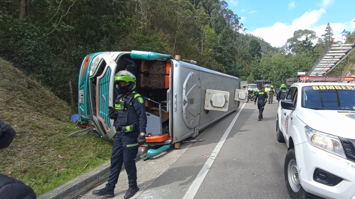 Conductor de bus intermunicipal falleció en accidente de tránsito en la vía Bogotá- Villeta La mañana de este martes, se registró un grave accidente de tránsito que cobró la vida del conductor de un bus intermunicipal, en la vía que de Bogotá conduce a Villeta.